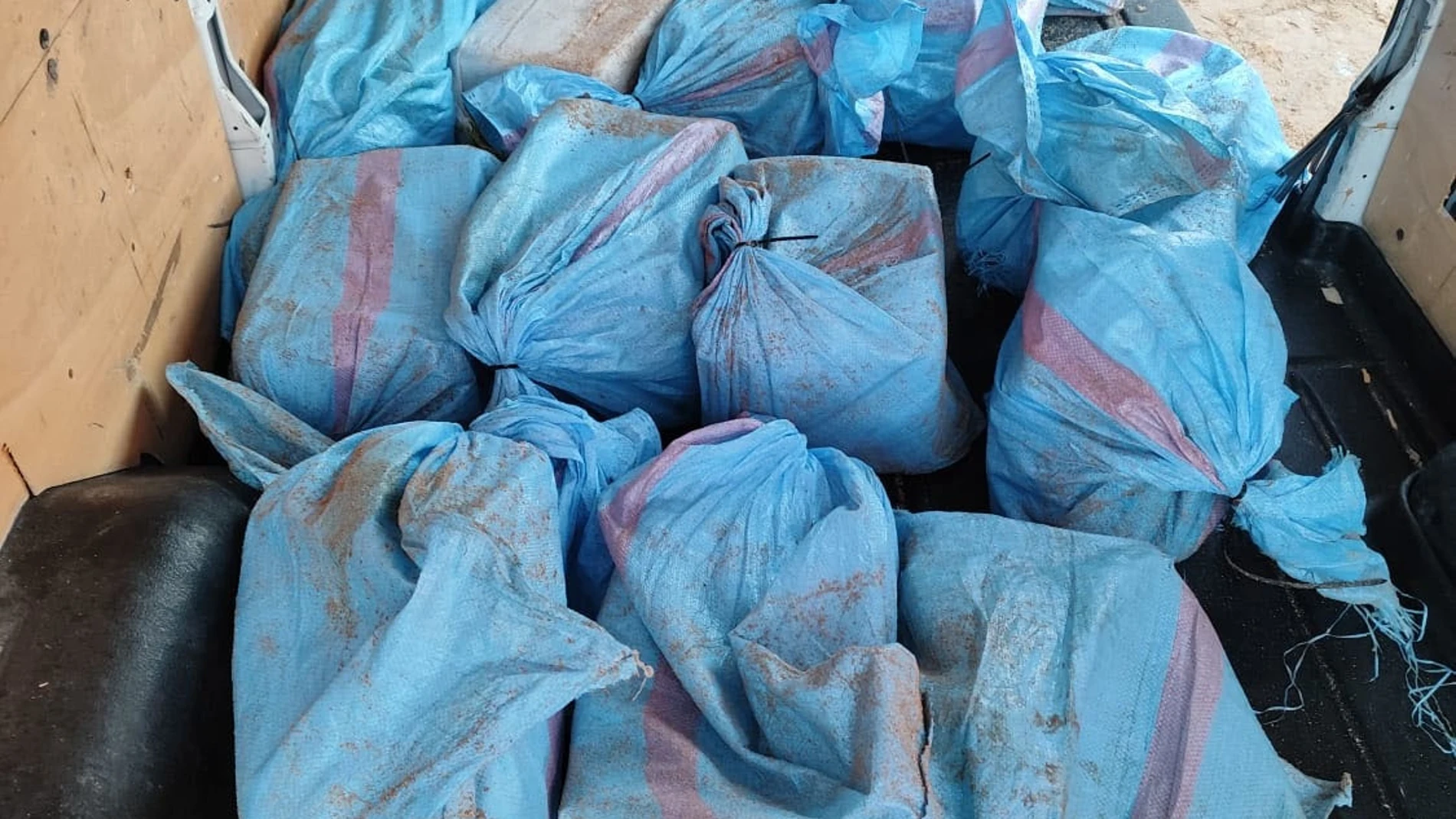 Alijo de cocaína incautado por la Guardia Civil de Cádiz en BarbateREMITIDA / HANDOUT por GUARDIA CIVIL DE CÁDIZFotografía remitida a medios de comunicación exclusivamente para ilustrar la noticia a la que hace referencia la imagen, y citando la procedencia de la imagen en la firma03/12/2025