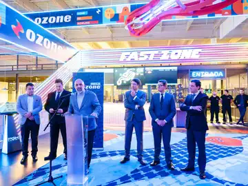 Nicolás Quereda, consejero delegado de ozone bowling junto con representación del Ayto de Sevilla y Javier Marín, director general de Bogaris Nicolás Quereda, consejero delegado de ozone bowling junto con representación del Ayto de Sevilla y Javier Marín, director general de Bogaris