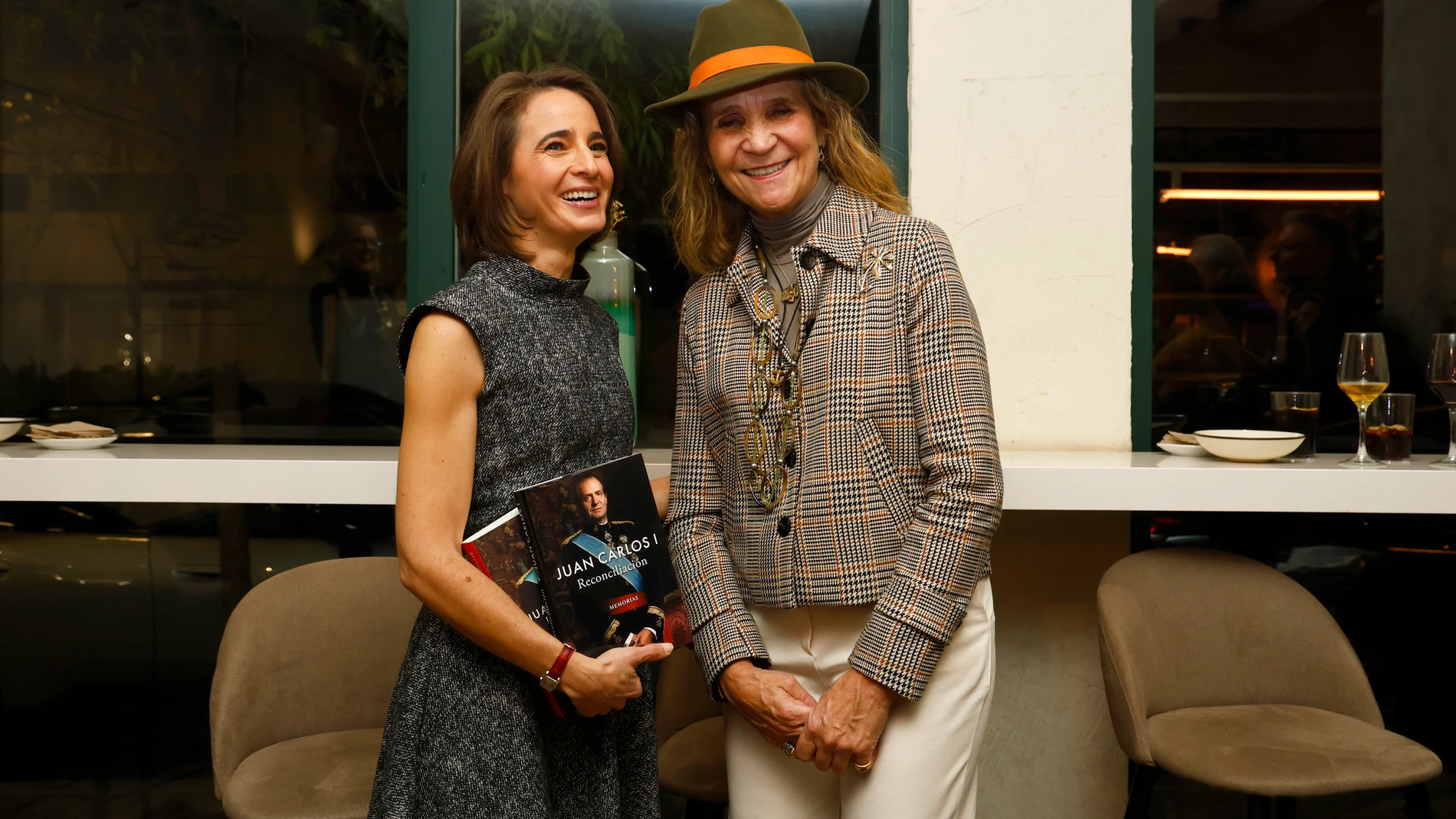Laurence Debray junto a la Infanta Elena durante la presentación del libro 'Reconciliación', el libro de memorias del rey emérito, Juan Carlos I, a 3 de diciembre de 2025, en Madrid (España) GENTE;LIBRO Jose Velasco / Europa Press 03/12/2025
