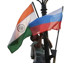 Preparations underway for Russia President Putin's official visit to India NEW DELHI (India), 03/12/2025.- An Indian worker installs Indian and Russian flags on poles ahead of Russian President Vladimir Putin's visit at Rajpath in New Delhi, India, 03 December 2025. Vladimir Putin is scheduled for a two-day official visit to India on 04–05 December 2025. (Rusia, Nueva Delhi) EFE/EPA/RAJAT GUPTA