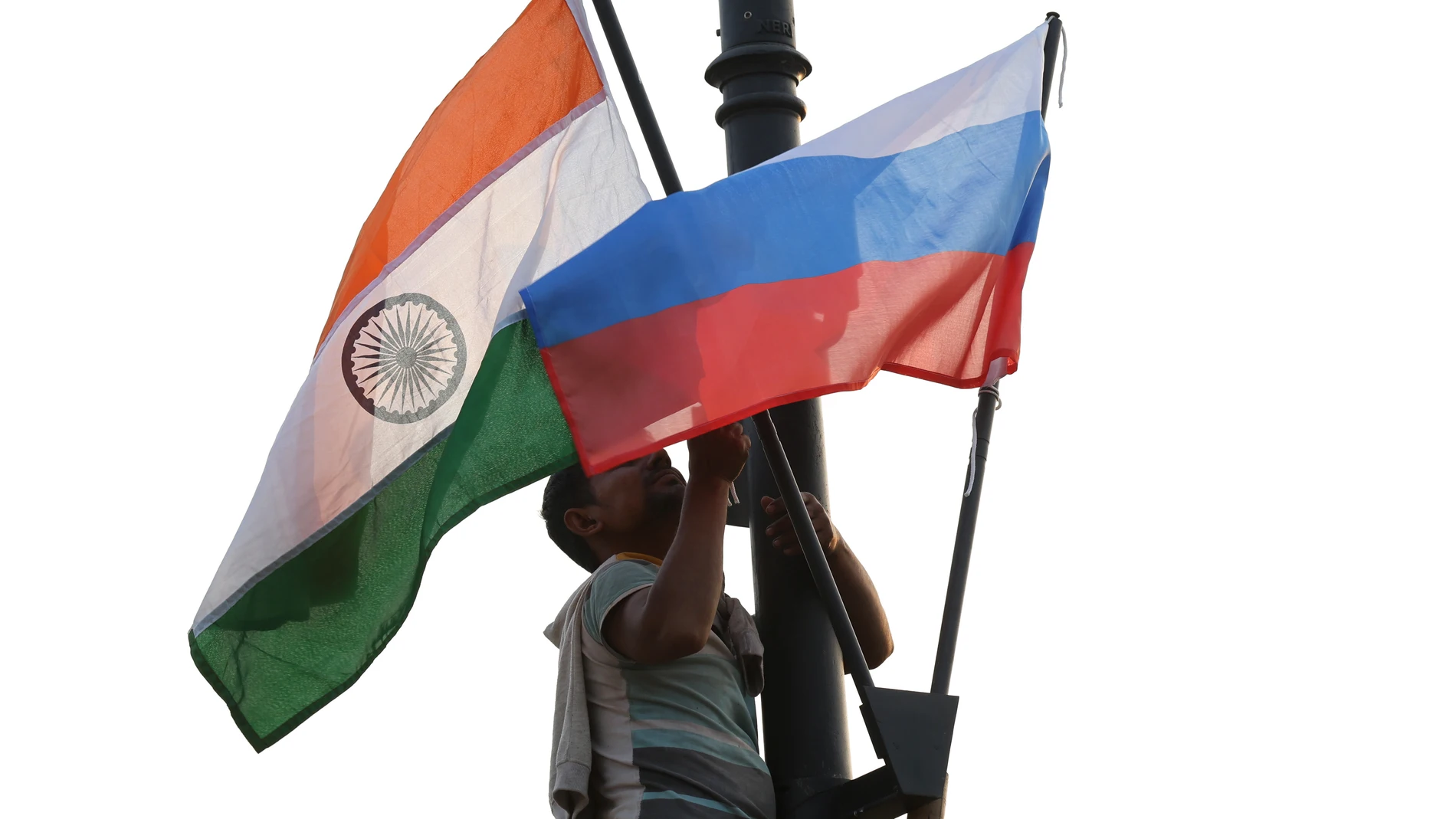 NEW DELHI (India), 03/12/2025.- An Indian worker installs Indian and Russian flags on poles ahead of Russian President Vladimir Putin's visit at Rajpath in New Delhi, India, 03 December 2025. Vladimir Putin is scheduled for a two-day official visit to India on 04–05 December 2025. (Rusia, Nueva Delhi) EFE/EPA/RAJAT GUPTA