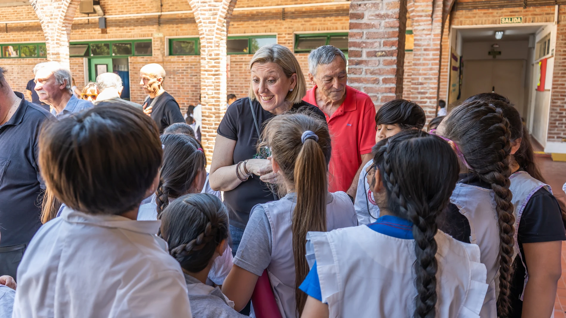 Blanco visita en Buenos Aires un centro educativo para colectivos vulnerables fundado por un castellano y leonés