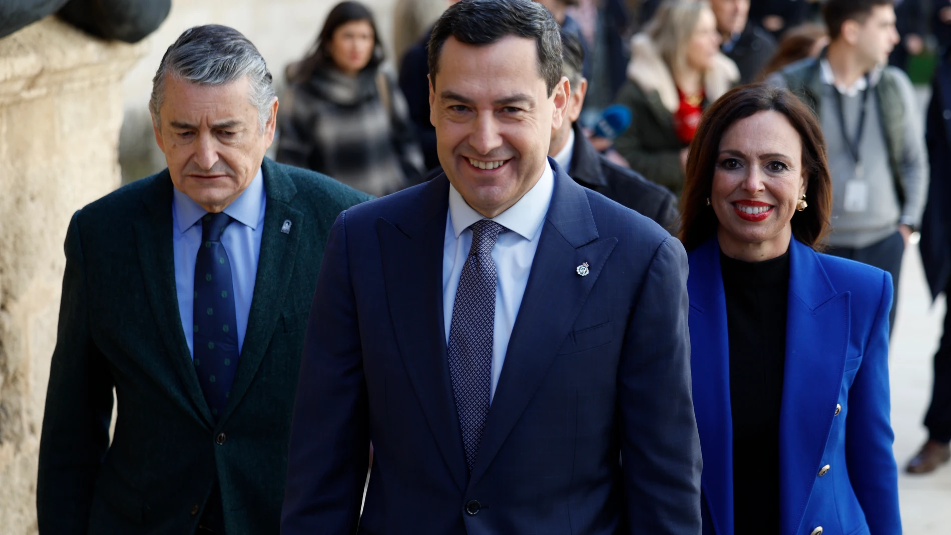 GRAFAND2408. SEVILLA, 03/12/2025.-El presidente de la Junta de Andalucía, Juanma Moreno(c), acompañado del consejero de Sanidad, Antonio Sanz (i) y de la consejera de Vivienda, Rocío Díaz, se dirigen a la segunda sesión del pleno del Parlamento andaluz, este miércoles en Sevilla. EFE/Julio Muñoz