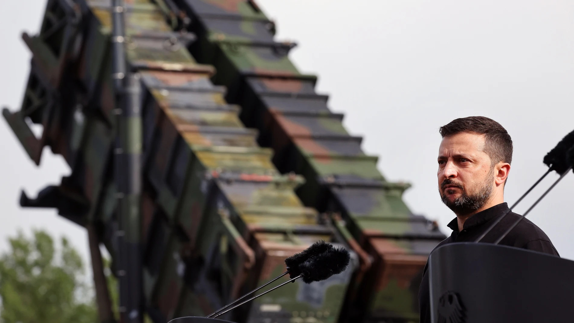 (Foto de ARCHIVO) FILED - 11 June 2024, Mecklenburg-Vorpommern, ---: Ukrainian President Volodymyr Zelensky stands in front of a "Patriot" anti-aircraft missile system during his visit to a military training area. The Ukrainian Foreign Ministry summoned the deputy head of the US embassy in Kiev, John Ginkel, on Wednesday in light of Washington's partial freeze on US weapons deliveries. Photo: Jens Büttner/dpa 11/06/2024 ONLY FOR USE IN SPAIN