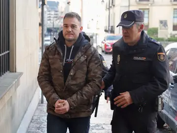 El presunto asesino de su padre en La Sota de Valderrueda (León) a la entrada de los juzgados El presunto asesino de su padre en La Sota de Valderrueda (León) a la entrada de los juzgados
