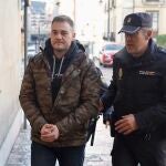 El presunto asesino de su padre en La Sota de Valderrueda (León) a la entrada de los juzgados