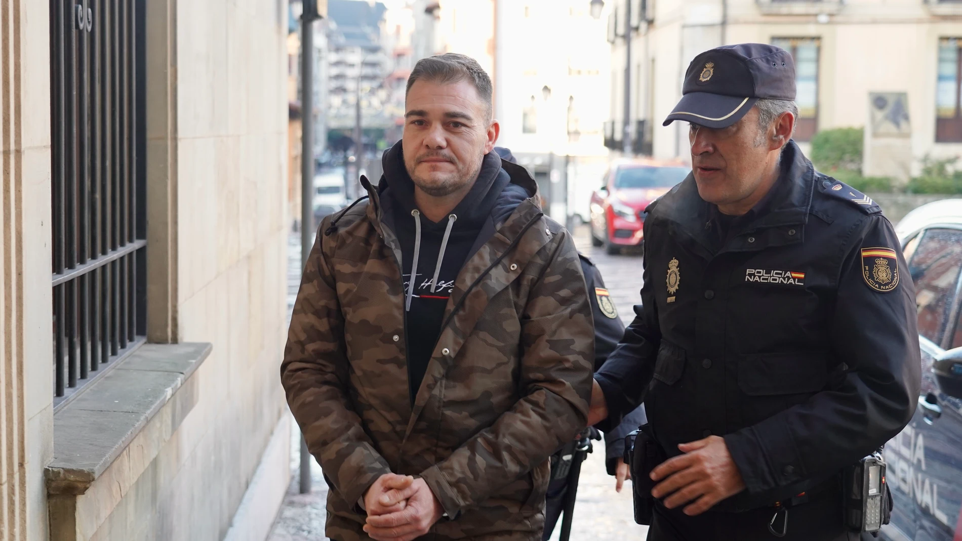 El presunto asesino de su padre en La Sota de Valderrueda (León) a la entrada de los juzgados