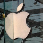 India obliga a los fabricantes de m&oacute;viles a instalar una app gubernamental, pero Apple se niega.