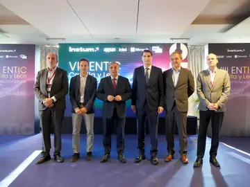 El consejero de Movilidad y Transformación Digital, José Luis Sanz Merino, inaugura el VIII Encuentro Tecnológico (ENTIC) Castilla y León. Junto a él, el director general en España de Inetum, Ion Ander Bordonaba El consejero de Movilidad y Transformación Digital, José Luis Sanz Merino, inaugura el VIII Encuentro Tecnológico (ENTIC) Castilla y León. Junto a él, el director general en España de Inetum, Ion Ander Bordonaba