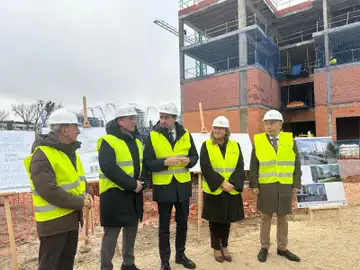 El consejero Juan Carlos Suárez-Quiñones conversa con la alcaldesa de Burgos, Cristina Ayala; y el presidente de la Diputación, Borja Suárez, durante la visita a las viviendas colaborativas El consejero Juan Carlos Suárez-Quiñones conversa con la alcaldesa de Burgos, Cristina Ayala; y el presidente de la Diputación, Borja Suárez, durante la visita a las viviendas colaborativas
