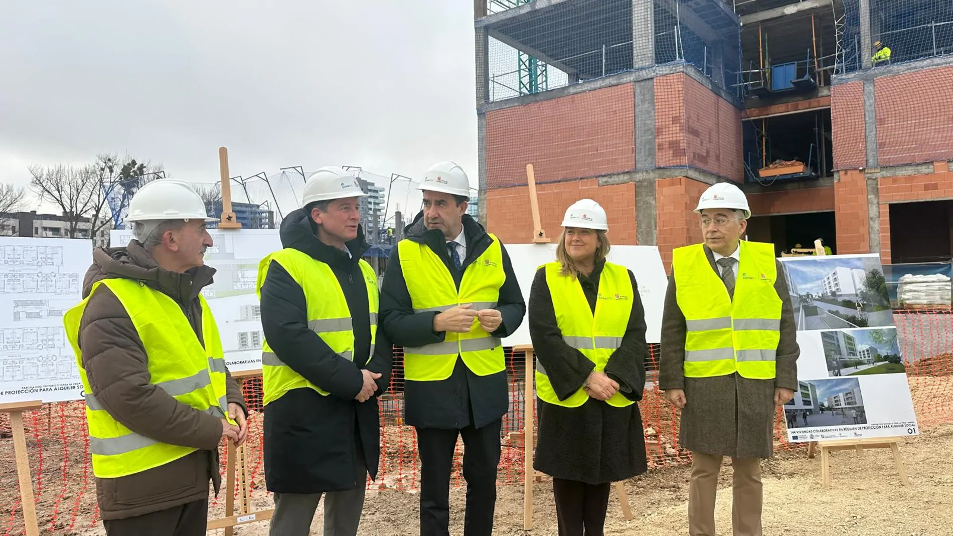 El consejero Juan Carlos Suárez-Quiñones conversa con la alcaldesa de Burgos, Cristina Ayala; y el presidente de la Diputación, Borja Suárez, durante la visita a las viviendas colaborativas