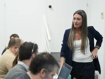 Nogueras, en una comparecencia para valorar los nuevos acercamientos de Sánchez a Junts tras la ruptura La portavoz de Junts en el Congreso, Miriam Nogueras, atiende a los periodistas tras una rueda de prensa, a 3 de diciembre de 2025, en Barcelona, Catalunya (España). Nogueras, en respuesta a los acercamientos de Sánchez, ha asegurado que no han cambiado su posición en relación con el PSOE, con quien rompieron relaciones, y les ha emplazado a tomar decisiones.03 DICIEMBRE 2025David Zorrakino / Europa Press03/12/2025