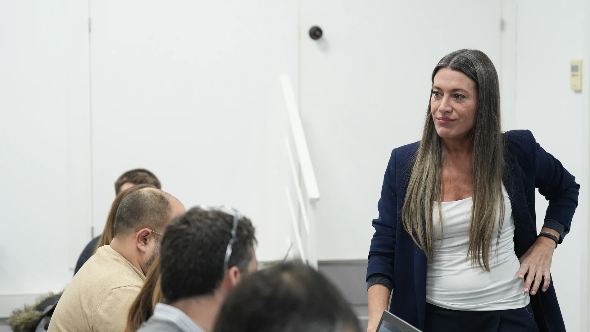 La portavoz de Junts en el Congreso, Miriam Nogueras, atiende a los periodistas tras una rueda de prensa, a 3 de diciembre de 2025, en Barcelona, Catalunya (España). Nogueras, en respuesta a los acercamientos de Sánchez, ha asegurado que no han cambiado su posición en relación con el PSOE, con quien rompieron relaciones, y les ha emplazado a tomar decisiones.03 DICIEMBRE 2025David Zorrakino / Europa Press03/12/2025