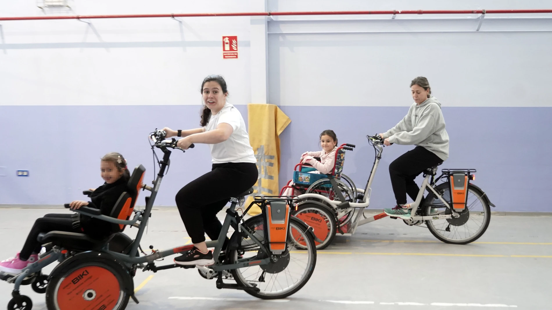 La UEMC organiza una actividad de familiarización con bicicletas adaptadas de BIKI con motivo del Día Internacional de las Personas con Discapacidad