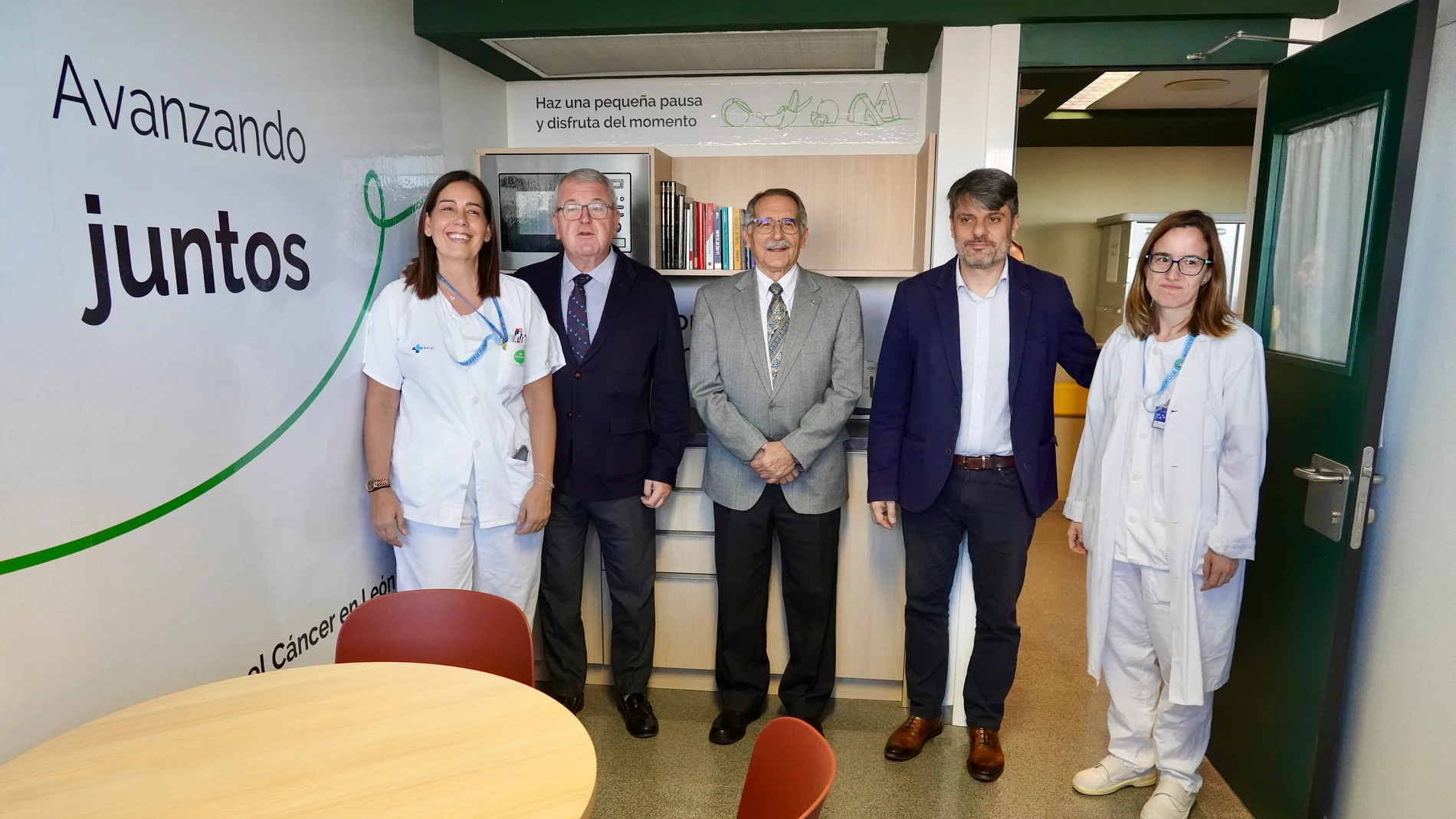 Inauguración de una sala de respiro para pacientes y familiares en la planta de hospitalización de Oncología del Centro Asistencial Universitario de León, creada por la Asociación Española Contra el Cáncer