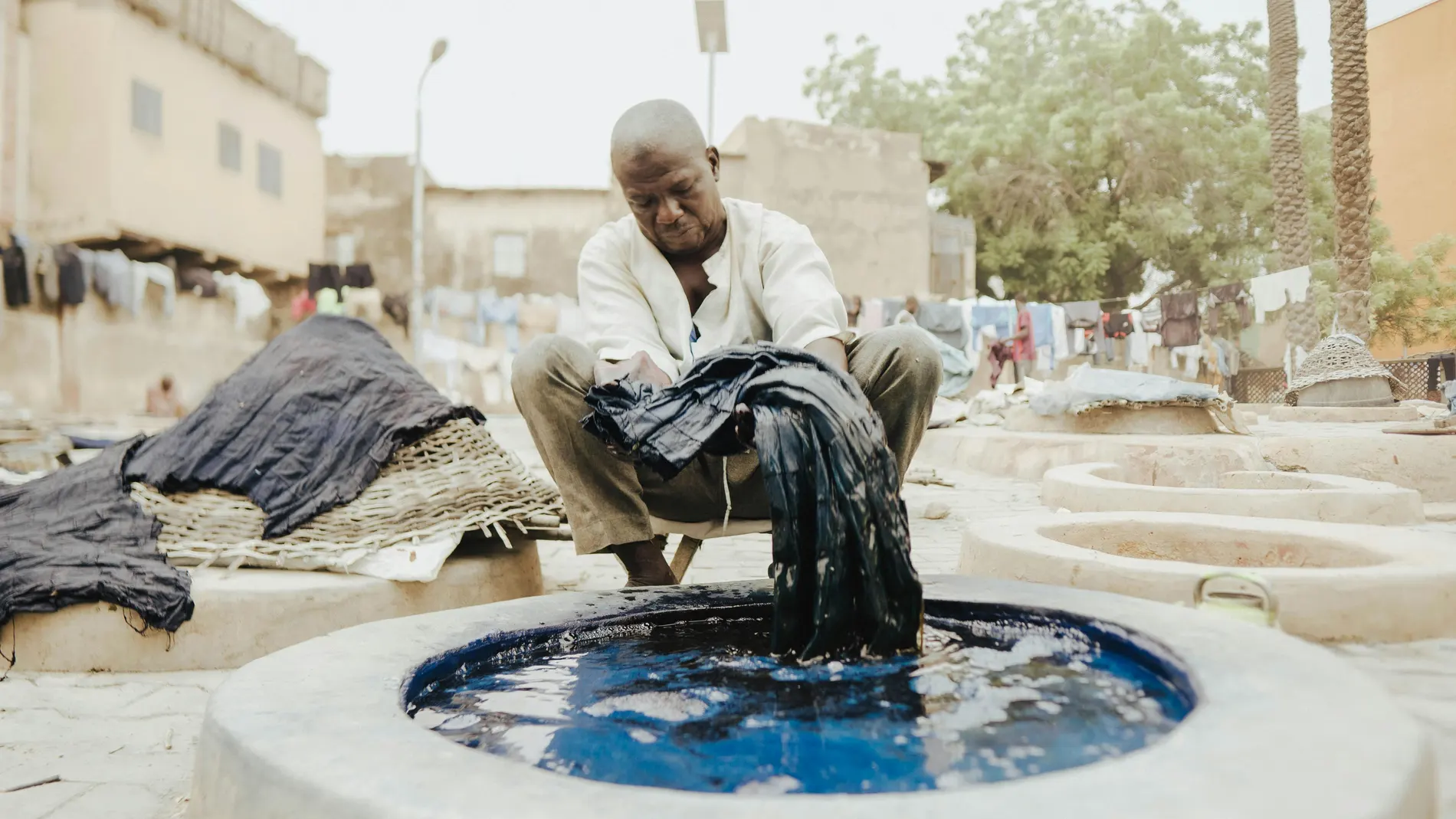 Así es como la ciencia logra producir ropa ya teñida sin usar agua ni productos tóxicos
