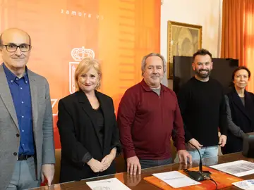 Leticia García junto a Francisco Guarido y Fernando Prada en la reunión mantenida en el Ayuntamiento de Zamora Leticia García junto a Francisco Guarido y Fernando Prada en la reunión mantenida en el Ayuntamiento de Zamora
