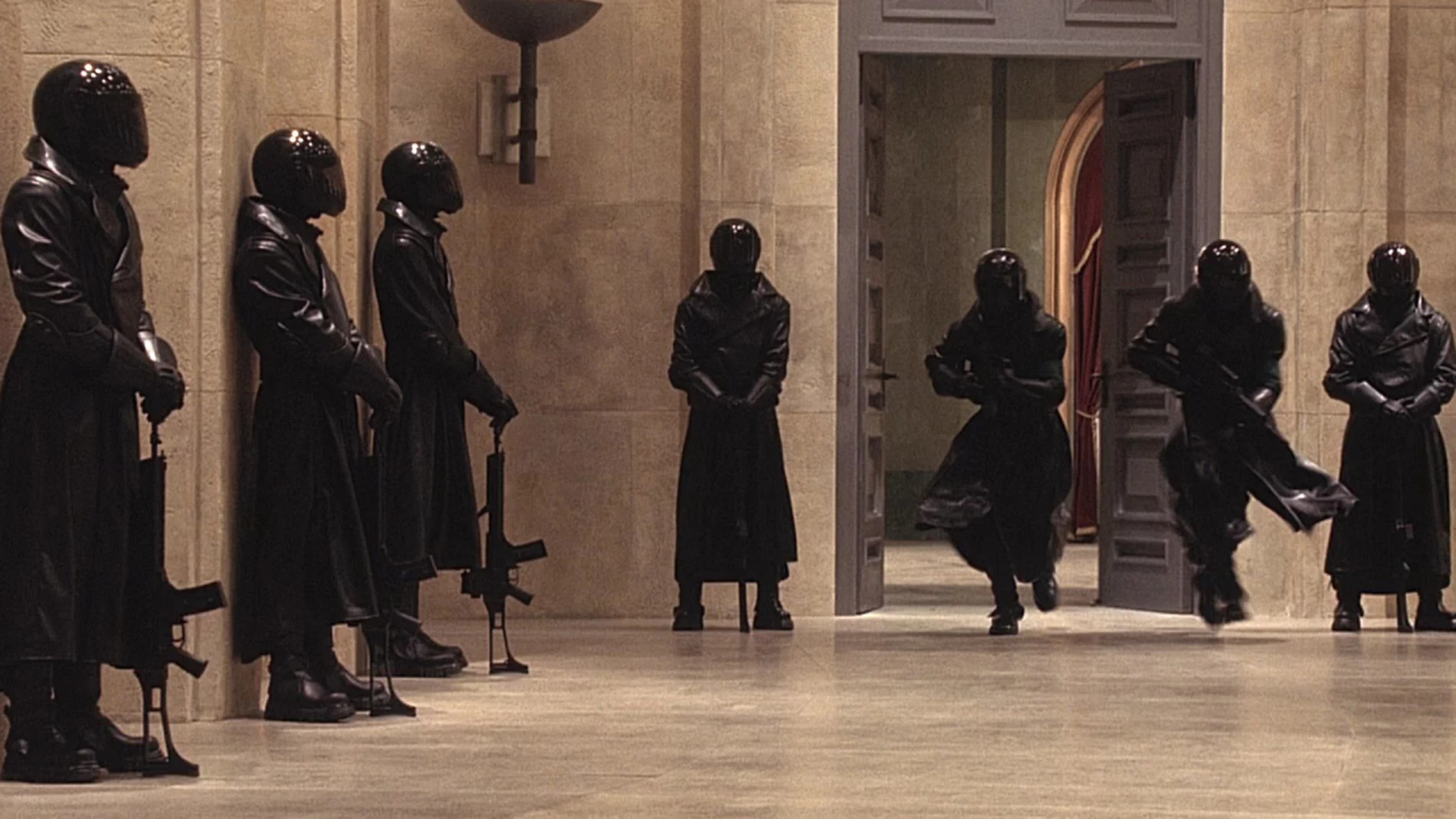 En un futuro distópico donde las emociones están prohibidas, 'Equilibrium' explora los límites del control social