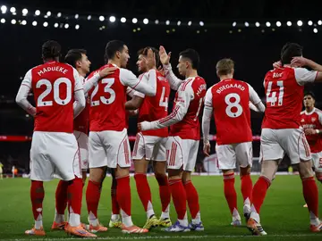English Premier League - Arsenal vs Brentford LONDON (United Kingdom), 03/12/2025.- Arsenal's Mikel Merino (3-L) celebrates with teammates after scoring the 1-0 goal during the English Premier League match between Arsenal and Brentford in London, Great Britain, 03 December 2025. (Gran Bretaña, Reino Unido, Londres) EFE/EPA/TOLGA AKMEN EDITORIAL USE ONLY. No use with unauthorized audio, video, data, fixture lists, club/league logos, 'live' services or NFTs. Online in-match use limited to 120 images, no video emulation. No use in betting, ...