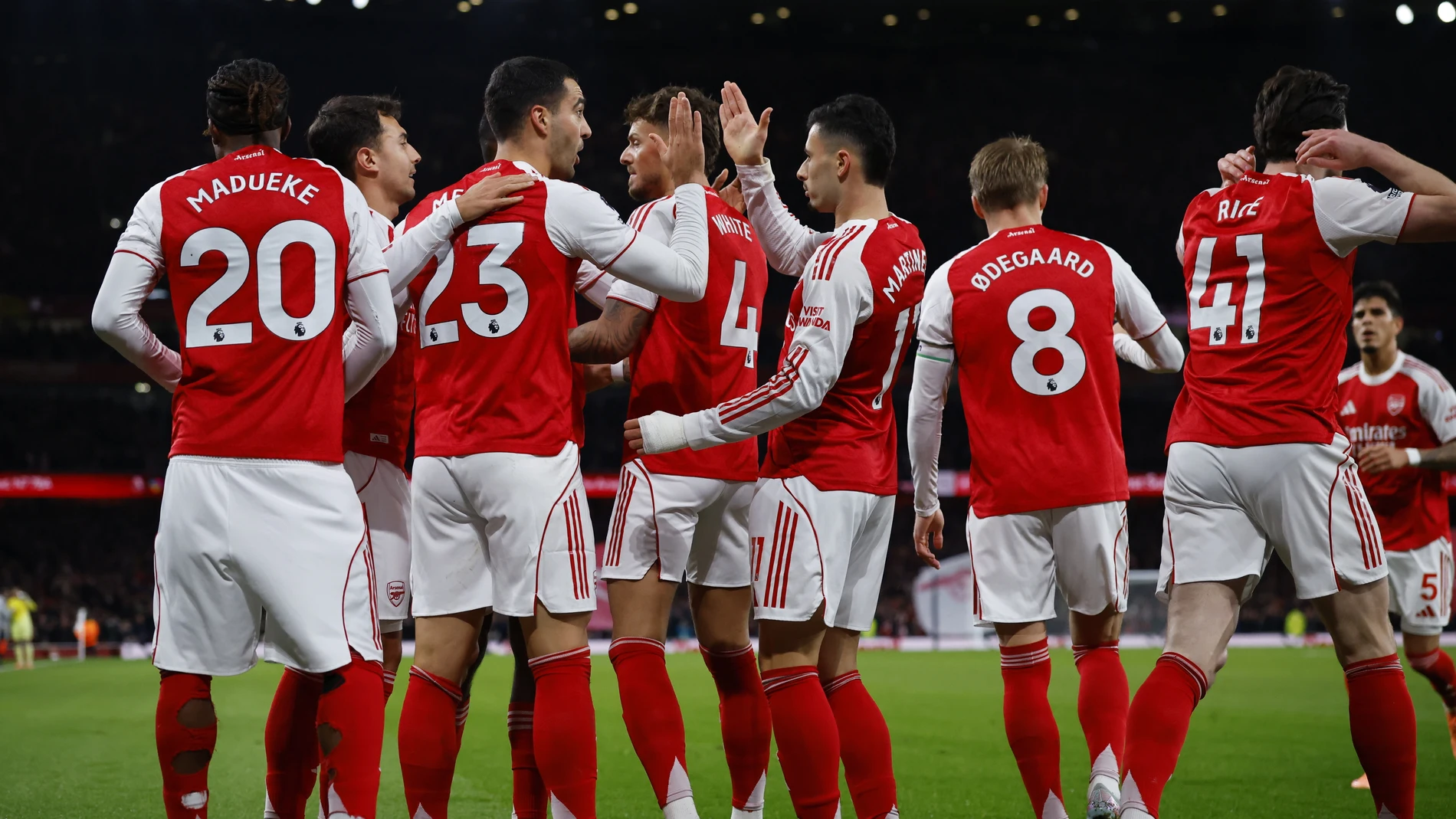 LONDON (United Kingdom), 03/12/2025.- Arsenal's Mikel Merino (3-L) celebrates with teammates after scoring the 1-0 goal during the English Premier League match between Arsenal and Brentford in London, Great Britain, 03 December 2025. (Gran Bretaña, Reino Unido, Londres) EFE/EPA/TOLGA AKMEN EDITORIAL USE ONLY. No use with unauthorized audio, video, data, fixture lists, club/league logos, 'live' services or NFTs. Online in-match use limited to 120 images, no video emulation. No use in betting, ...