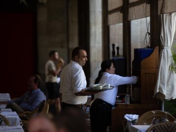 Un camarero sostiene una bandeja en la plaza Real de Barcelona