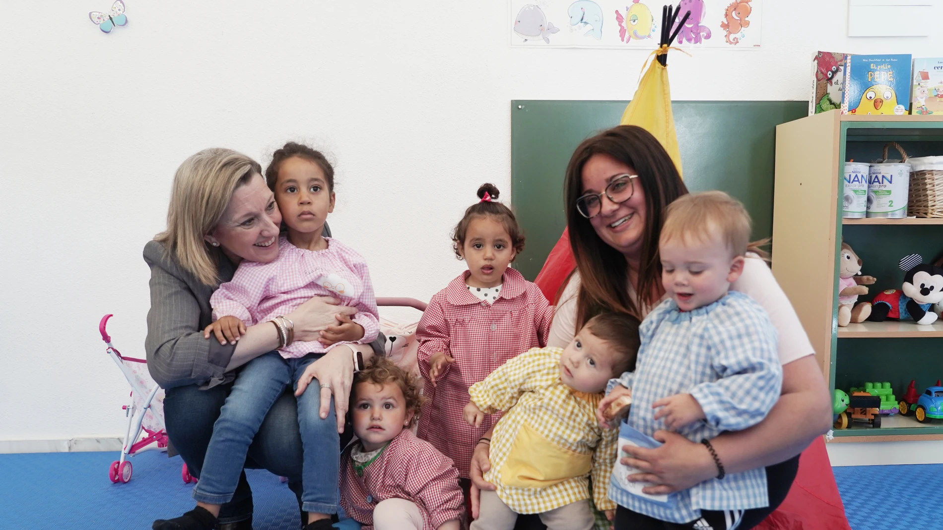 La vicepresidenta de la Junta de Castilla y León y consejera de Familia e Igualdad de Oportunidades, Isabel Blanco, visita a los participantes de un programa de conciliación