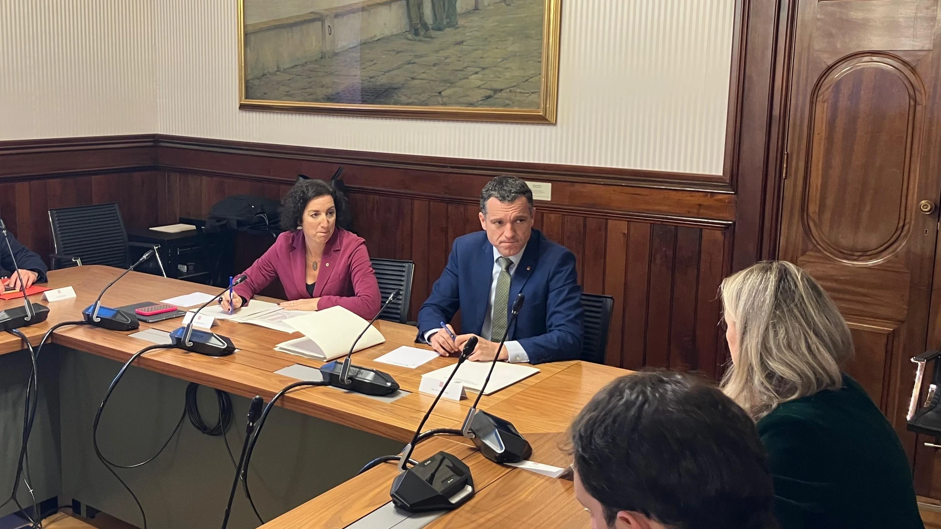 Los consellers Alicia Romero y Òscar Ordeig en la reunión para decidir las ayudas al sector porcino por la PPA. EUROPA PRESS 03/12/2025