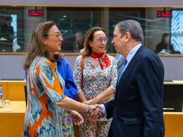 La consejera María González Corral y la secretaria general de la Consejería de Agricultura, Ganadería y Desarrollo Rural, Ana Álvarez-Quiñones, saludan al ministro Planas La consejera María González Corral y la secretaria general de la Consejería de Agricultura, Ganadería y Desarrollo Rural, Ana Álvarez-Quiñones, saludan al ministro Planas