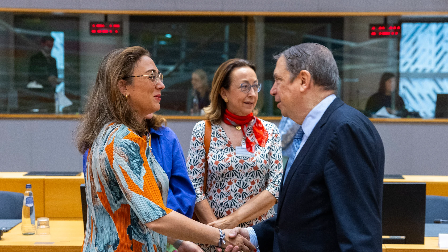 La consejera María González Corral y la secretaria general de la Consejería de Agricultura, Ganadería y Desarrollo Rural, Ana Álvarez-Quiñones, saludan al ministro Planas