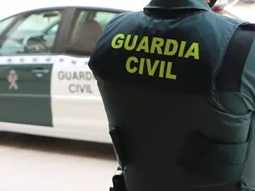 Compañeros del guardia civil que será juzgado ante un tribunal militar protestan en Tenerife este jueves en su defensa Compañeros del guardia civil que será juzgado ante un tribunal militar protestan en Tenerife este jueves en su defensa