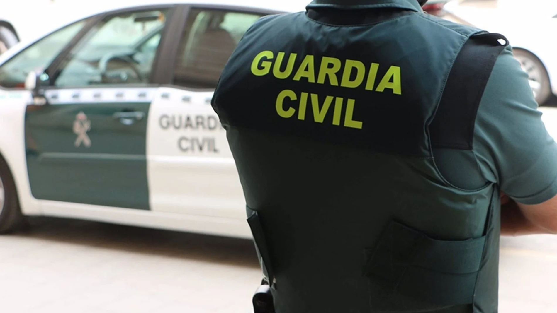 Compañeros del guardia civil que será juzgado ante un tribunal militar protestan en Tenerife este jueves en su defensa