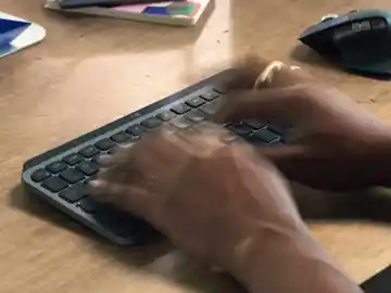 El teclado Logitech MX Keys Mini tiene iluminación inteligente El teclado Logitech MX Keys Mini tiene iluminación inteligente