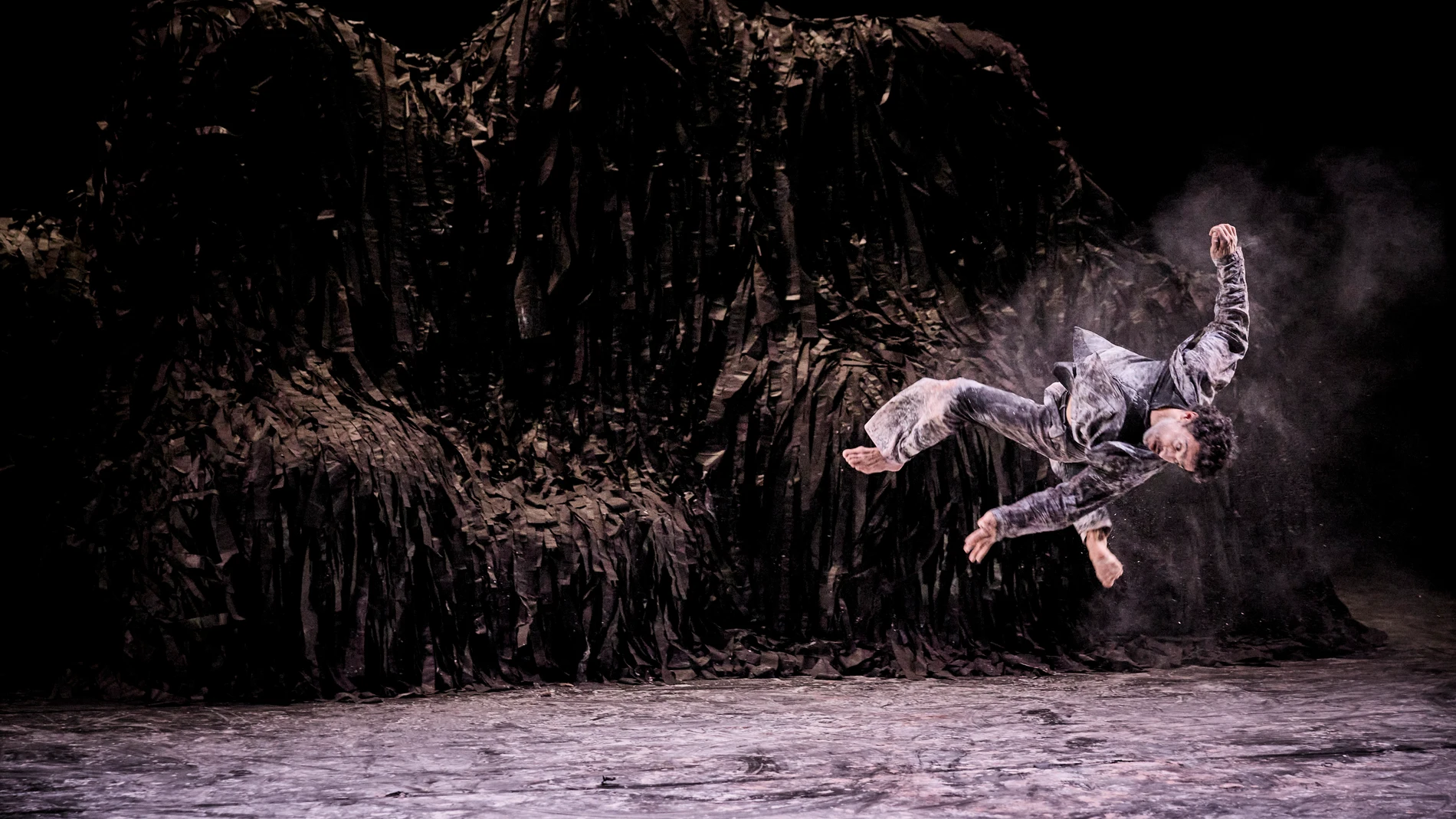 'Qui som?' es la primera parte de un tríptico en el que la cerámica es protagonista