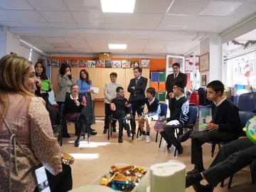 Almeida visita el Centro de Educación Especial María Corredentora, en el distrito de Hortaleza, con motivo del Día Internacional de las Personas con Discapacidad. Almeida visita el Centro de Educación Especial María Corredentora, en el distrito de Hortaleza, con motivo del Día Internacional de las Personas con Discapacidad.