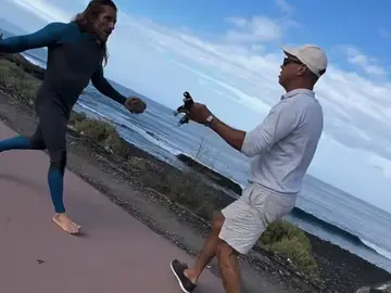Un surfista canario amenaza con piedras a una pareja venezolana por pillar una ola en Tenerife Un surfista canario amenaza con piedras a una pareja venezolana por pillar una ola en Tenerife