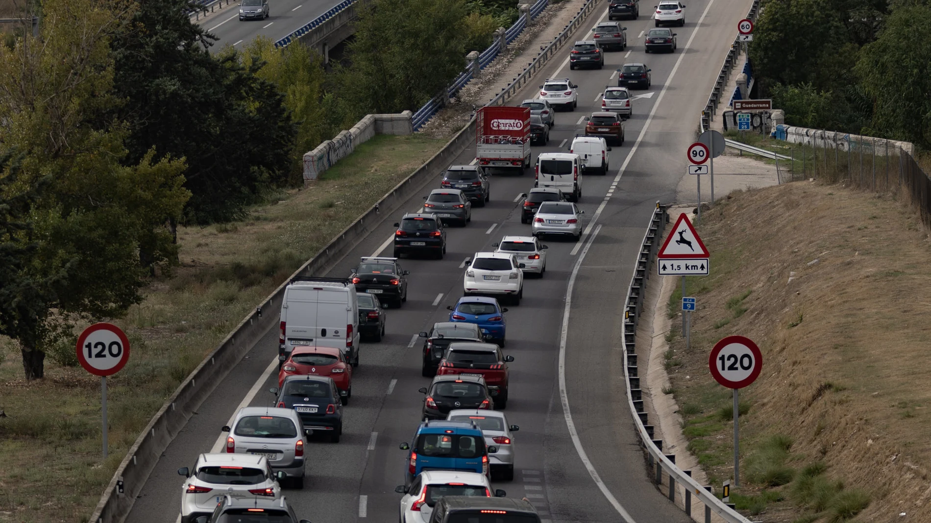 MADRID.-Retenciones en todas las salidas de Madrid en las primeras horas de la operación salida por el puente