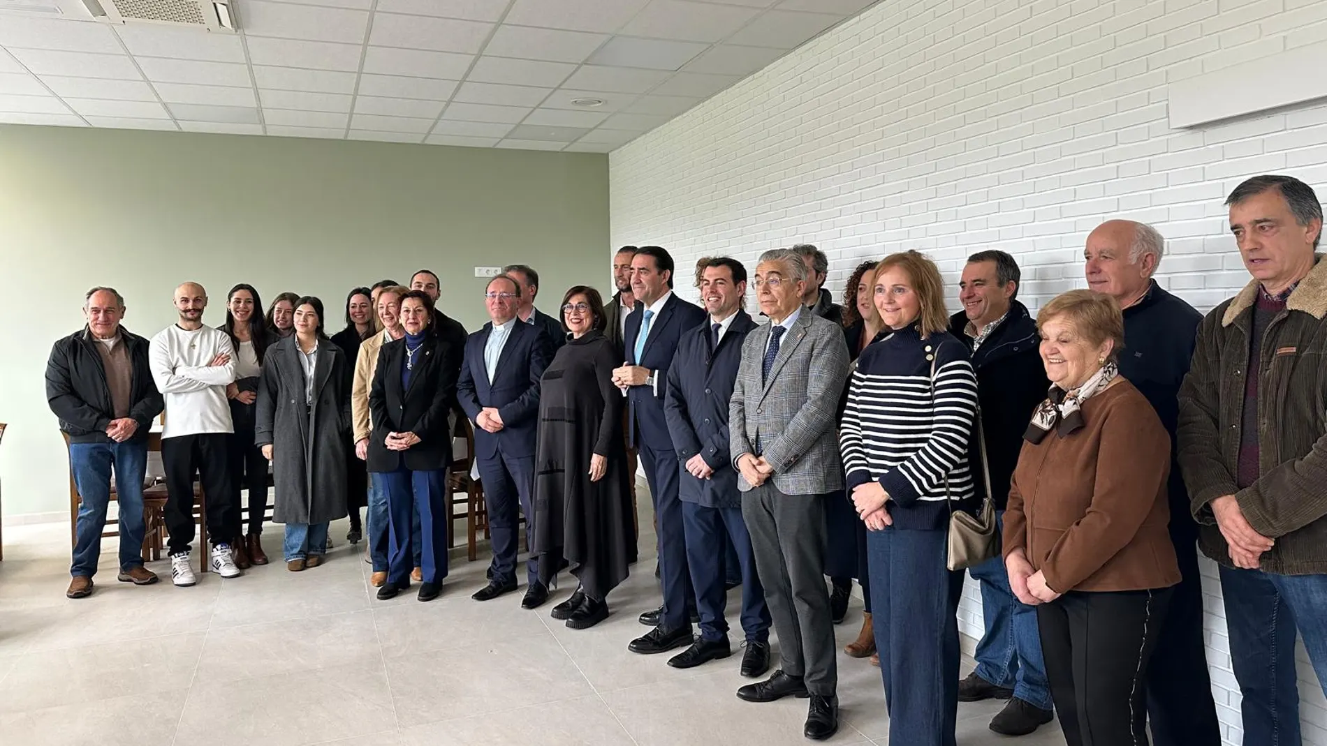 El consejero de Medio Ambiente, Vivienda y Ordenación del Territorio, Juan Carlos Suárez-Quiñones, acompañado del alcalde de Villarcayo, Adrián Serna, visita las obras de rehabilitación del Monasterio en Villarcayo