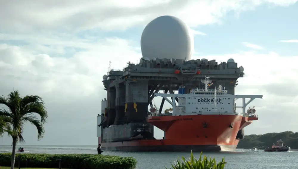 La plataforma de perforación durante su primer traslado a Pearl Harbor tras ser reconvertido en SBX-1.