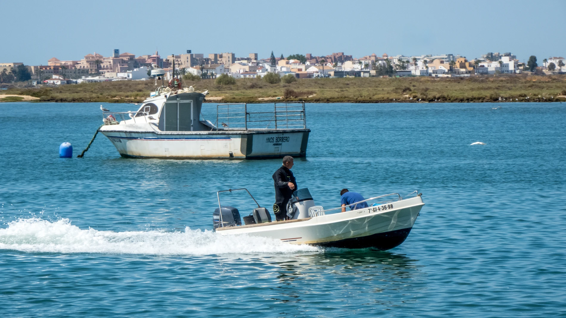 Un pescador en la costa de Huelva