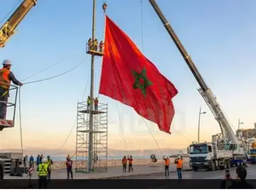 Instalación de la gigantesca bandera Instalación de la gigantesca bandera