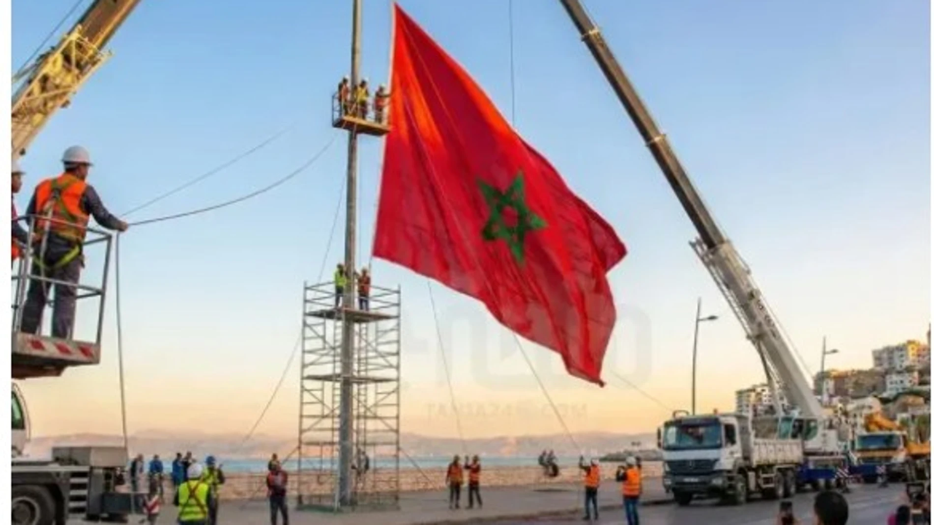 Instalación de la gigantesca bandera