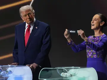 La mandataria mexicana Claudia Sheinbaum asistió este viernes al sorteo de la Copa Mundial de Fútbol 2026 que tuvo lugar en Washington President Donald Trump looks across as Mexican President Claudia Sheinbaum holds up the team name of Mexico during the draw for the 2026 soccer World Cup at the Kennedy Center in Washington, Friday, Dec. 5, 2025. (AP Photo/Jacquelyn Martin)