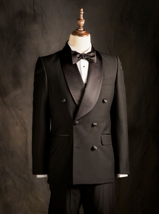 Bisbal luce una colección de smokings diseñados a medida e inspirados en la estética navideña