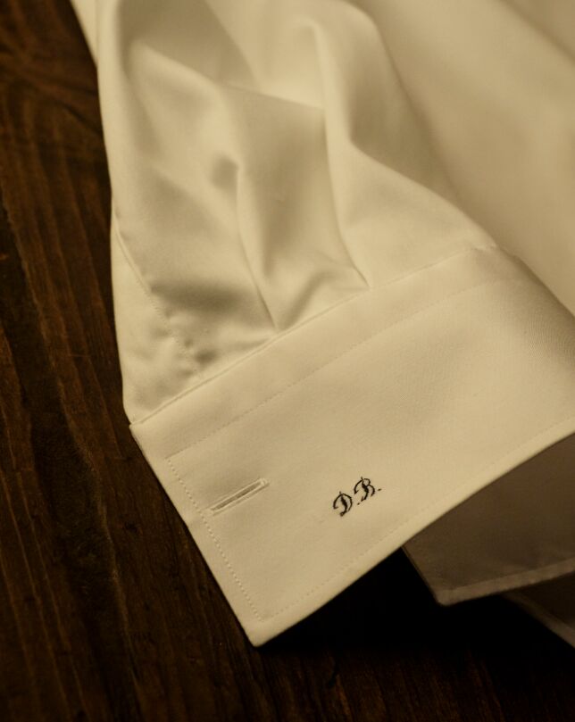 La colección combina la sofisticación del smoking clásico con guiños sutiles a la Navidad