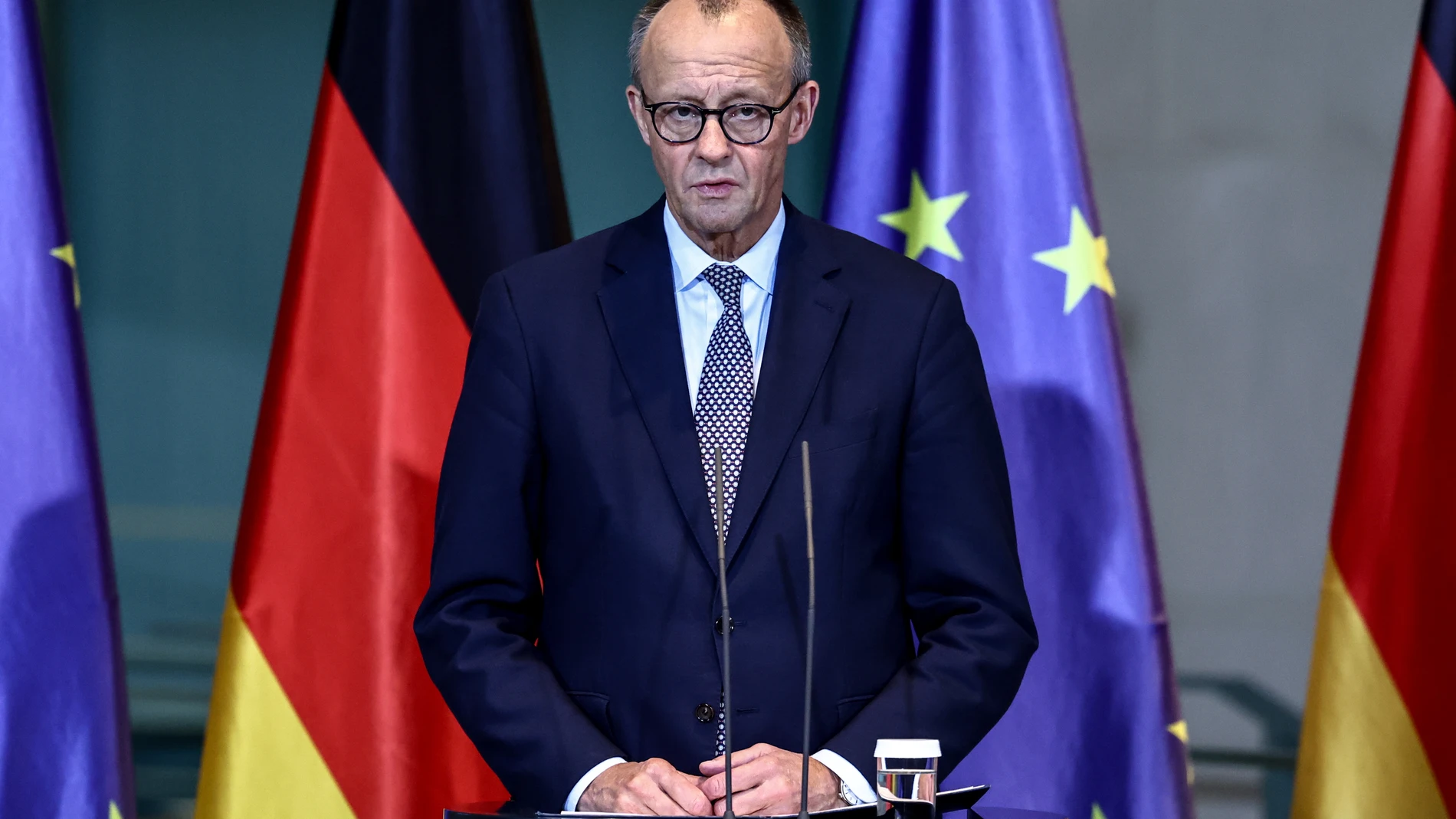 Berlin (Germany), 05/12/2025.- German Chancellor Friedrich Merz speaks during a press conference after the 48th session of the German parliament, the Bundestag, in Berlin, Germany, 05 December 2025. The Bundestag voted on the government's draft law to modernize the military service and passed the federal government's so-called pension package. (Alemania) EFE/EPA/FILIP SINGER
