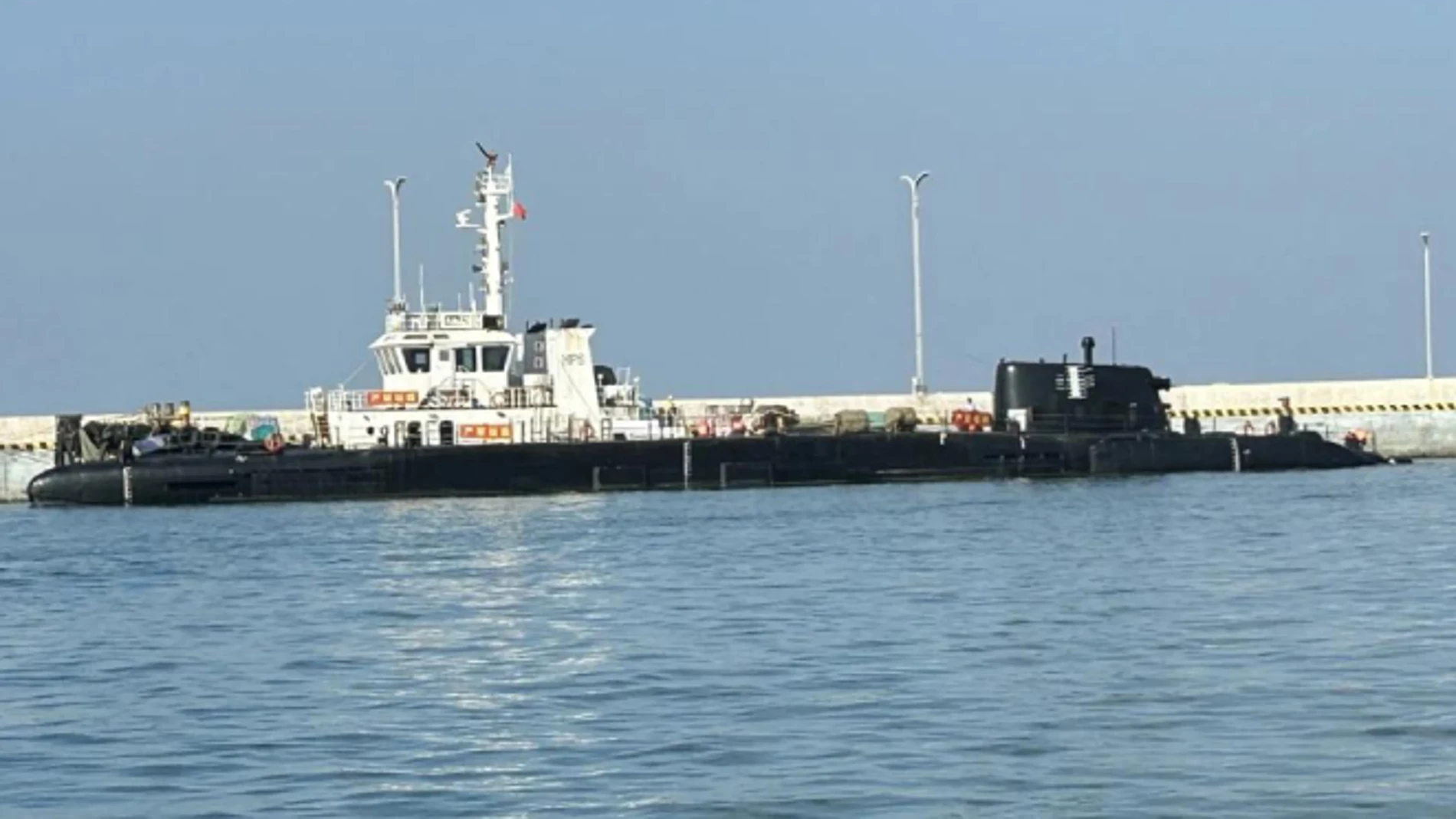 Esta es la primera imagen del misterioso buque-submarino de triple casco de China.