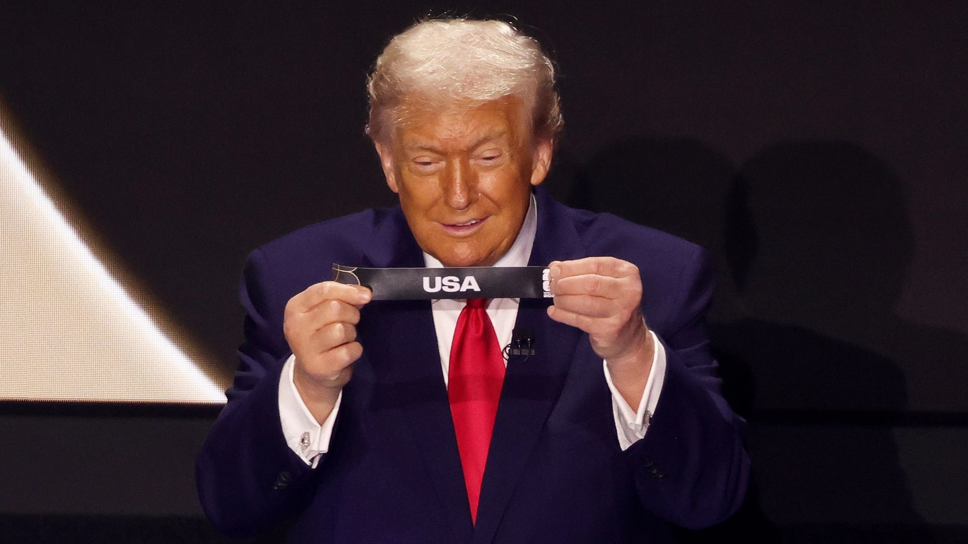 04 December 2025, US, Washington: US President Donald Trump draws USA from pot 1 during the 2026 FIFA World Cup draw at the John F. Kennedy Center for the Performing Arts in Washington. Photo: Sam Corum/PA Wire/dpa 04/12/2025 ONLY FOR USE IN SPAIN