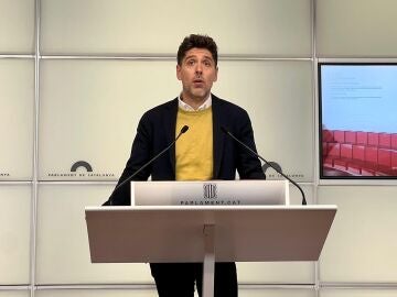El portavoz de los Comuns en el Parlament, David Cid, en una rueda de prensa desde la Cámara