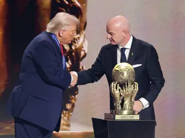 Sorteo del Mundial de Fútbol FIFA 2026 AME6164. WASHINGTON (ESTADOS UNIDOS), 05/12/2025.- El presidente de la FIFA, Gianni Infantino (d), entrega el premio FIFA de la Paz al presidente de Estados Unidos, Donald Trump, durante el sorteo del Mundial de Fútbol FIFA 2026 este viernes, en el Kennedy Center de Washington (Estados Unidos). EFE/ Octavio Guzmán