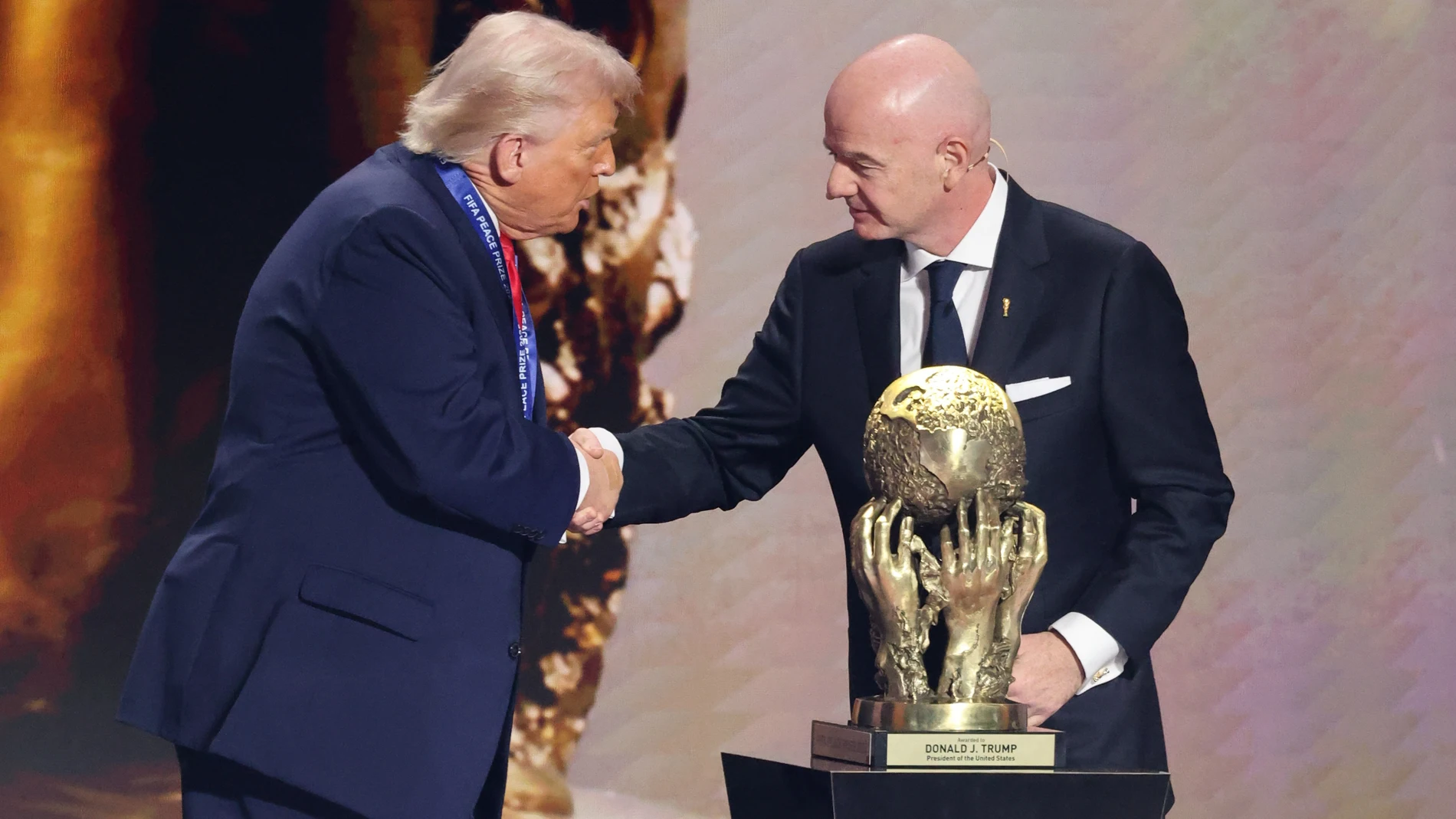 AME6164. WASHINGTON (ESTADOS UNIDOS), 05/12/2025.- El presidente de la FIFA, Gianni Infantino (d), entrega el premio FIFA de la Paz al presidente de Estados Unidos, Donald Trump, durante el sorteo del Mundial de Fútbol FIFA 2026 este viernes, en el Kennedy Center de Washington (Estados Unidos). EFE/ Octavio Guzmán